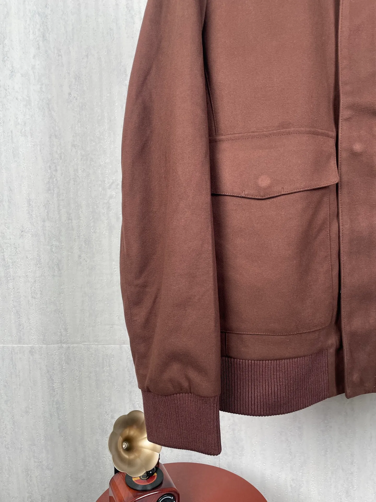 ! (Special version shipped next day) ❗️❗️❗️ LP LORO PIANA #6079 stand collar flocked work jacket The brand's exclusive ultra-fine velvety blended fabric is selected, with a fine suede matte matte texture. The fabric has been stain-resistant and pre-shrunk, and feels soft and not stiff. The high-density weave takes into account both stiff muscles and breathable properties. The dark and light color system has one coloring standard, no color difference or whitening defects. It is suitable for both spring and autumn single wear and winter inner wear, taking into account the casual and relaxed feeling and light luxury texture‼ ️ Customized metal double-headed zipper on the placket, with double-layer overlocking of the same fabric as the zipper, which can be opened and closed repeatedly without blocking the fabric; double-flap patch pockets on the chest, with built-in embossed LP shield-shaped wheat ears logo embossed on the bag flap, and the three-dimensional embossing is evenly deep and does not collapse; the cuffs are engraved with bright Lp Silver round metal buckle, buttonholes are reinforced with double-layer overlocking, and the brand's handwritten logo is finely embroidered on the hem of the cuffs. The lines are delicate and not off-line. The hidden pockets on both sides are fully closed, and the bag mouth is densely reinforced with no exposed hard seams to rub against the skin. ◽The entire body is precision overlocked and stitched throughout the entire body🔍 The shoulder seams, side seams, armholes, hems, and bag flap edges are all reinforced with double-strand stitching Lapel suede-feel work jacket, ultra-fine suede blended fabric + bag flap embossed embossing + cuff precision embroidery triple process makes the production more difficult. The cutting loss of suede fabric is much higher than that of ordinary woven fabrics. Six-color batch color control quality inspection, double routing inside and outside, and multiple inspections of hardware embroidery , if the imprint is blurred, the embroidery is skipped or the cut pieces are misplaced, the whole piece is scrapped. It is an intuitive reflection of the hard-core quality of Italian light luxury commuter jackets. Men who prefer soft matte textures and low-key simple outfits can distinguish the huge gap between ordinary work jackets at a glance. Color: Wine Red, Apricot Black Gray Size: 48 50 52 54 56